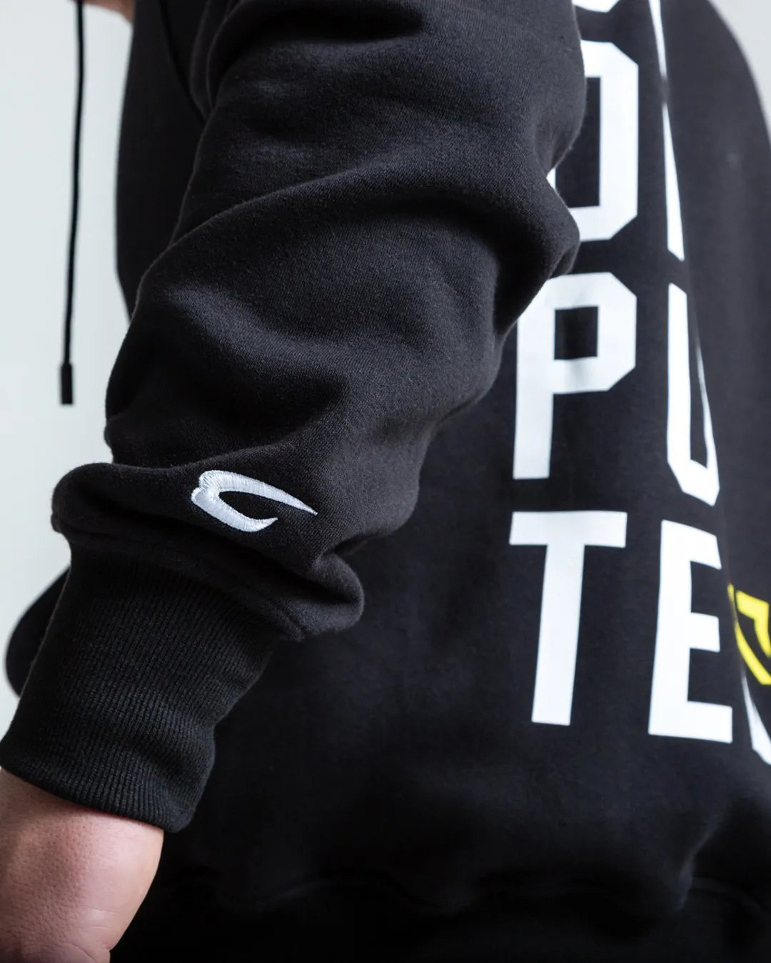 UNDISPUTED17 GRAPHIC HOODIE BLACK